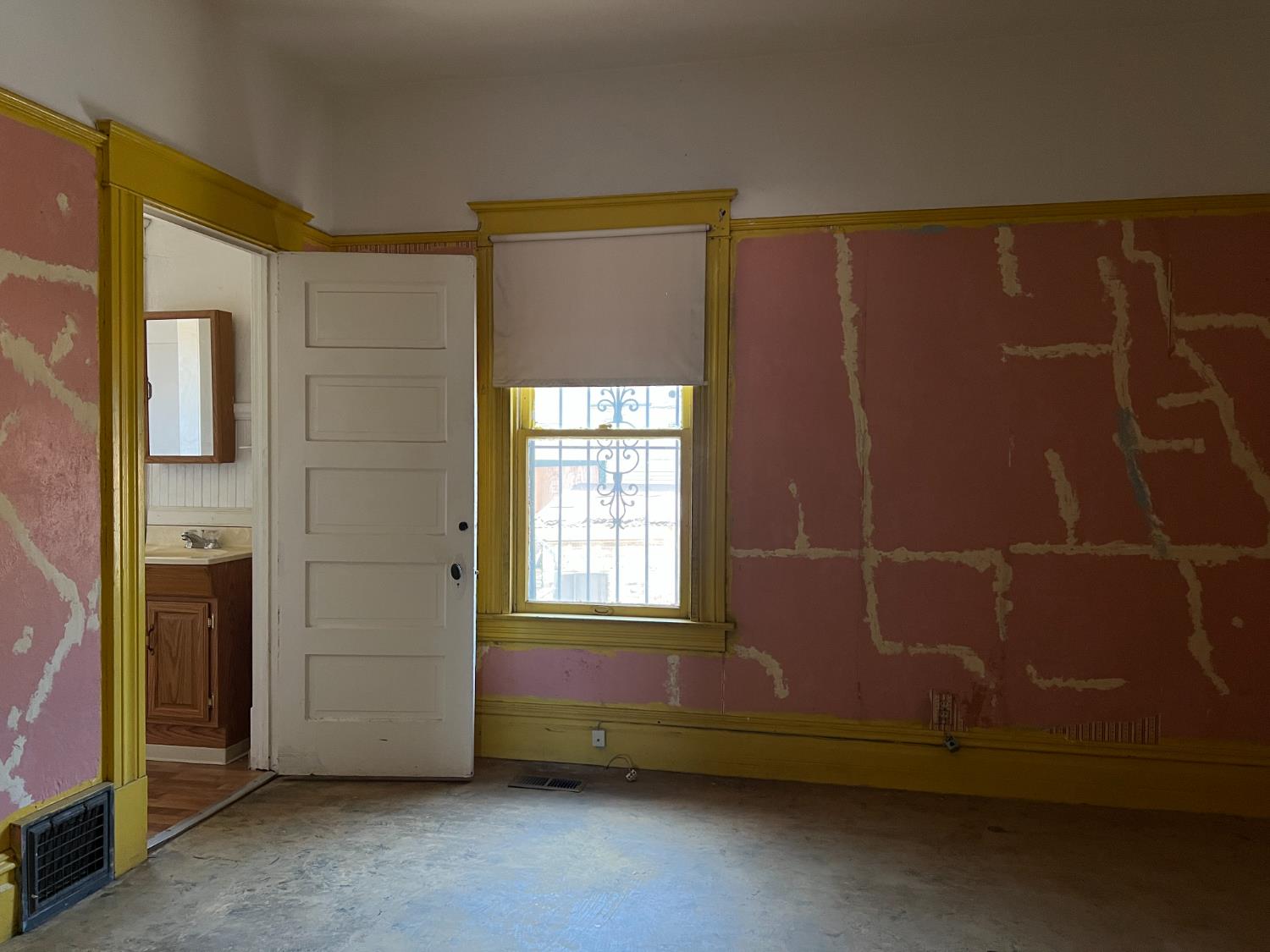 Stockton, California 95206, United States, 5 Bedrooms Bedrooms, ,2 BathroomsBathrooms,Residential,Pending,153517