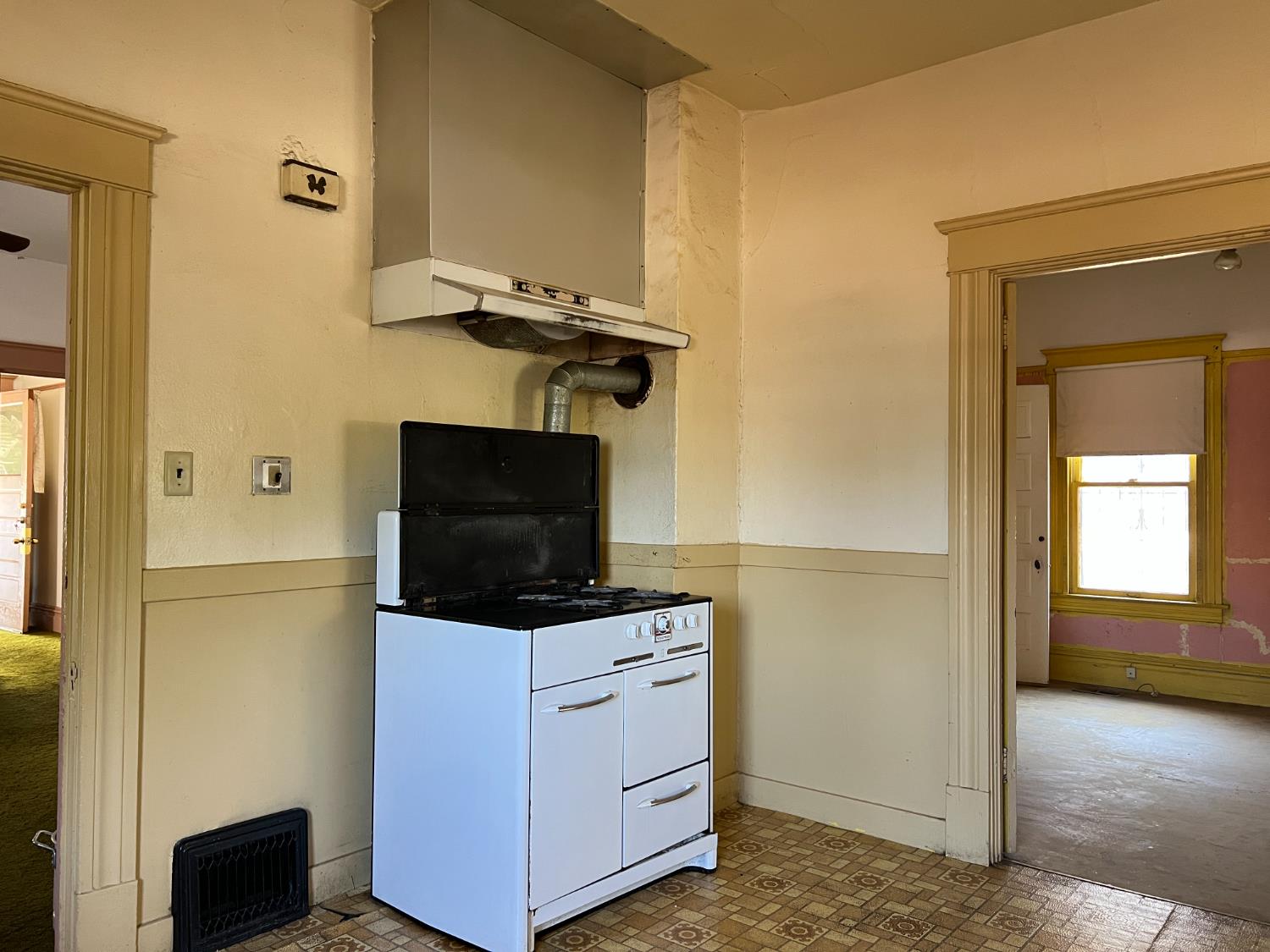 Stockton, California 95206, United States, 5 Bedrooms Bedrooms, ,2 BathroomsBathrooms,Residential,Pending,153517