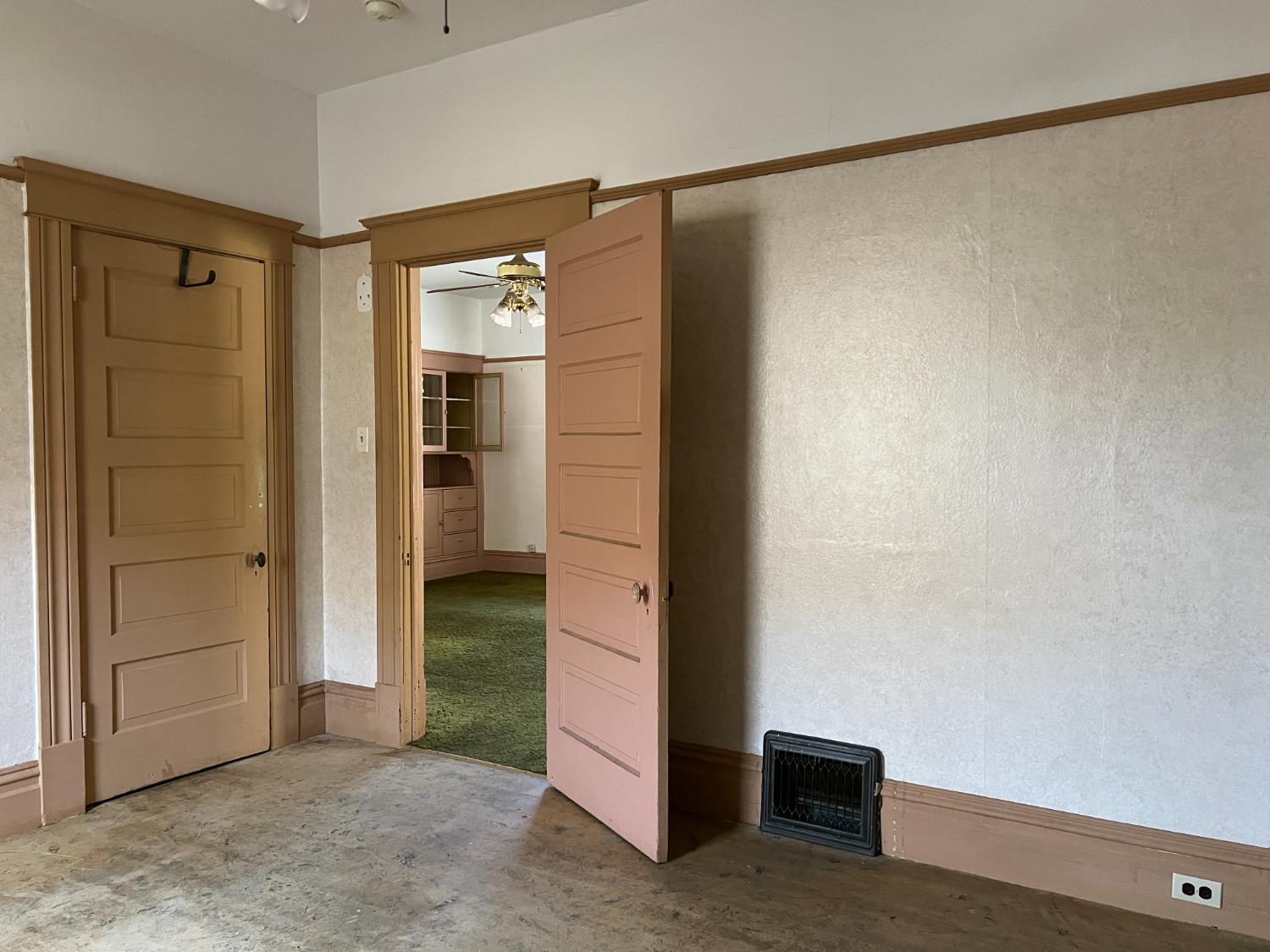 Stockton, California 95206, United States, 5 Bedrooms Bedrooms, ,2 BathroomsBathrooms,Residential,Pending,153517