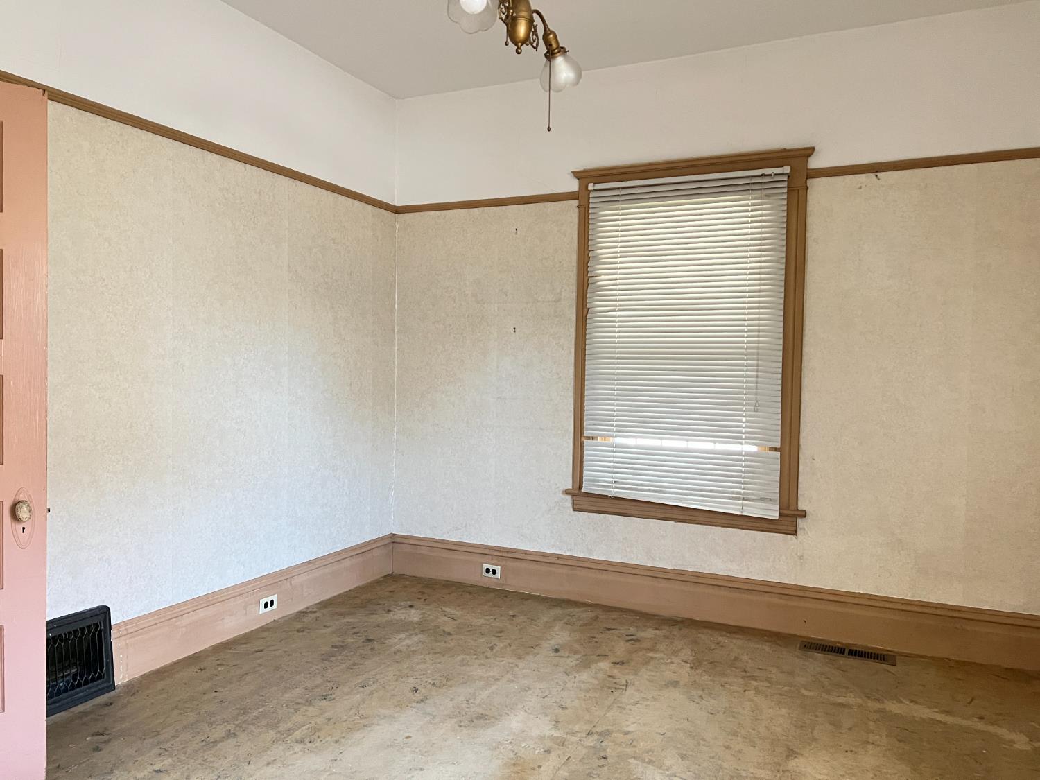 Stockton, California 95206, United States, 5 Bedrooms Bedrooms, ,2 BathroomsBathrooms,Residential,Pending,153517