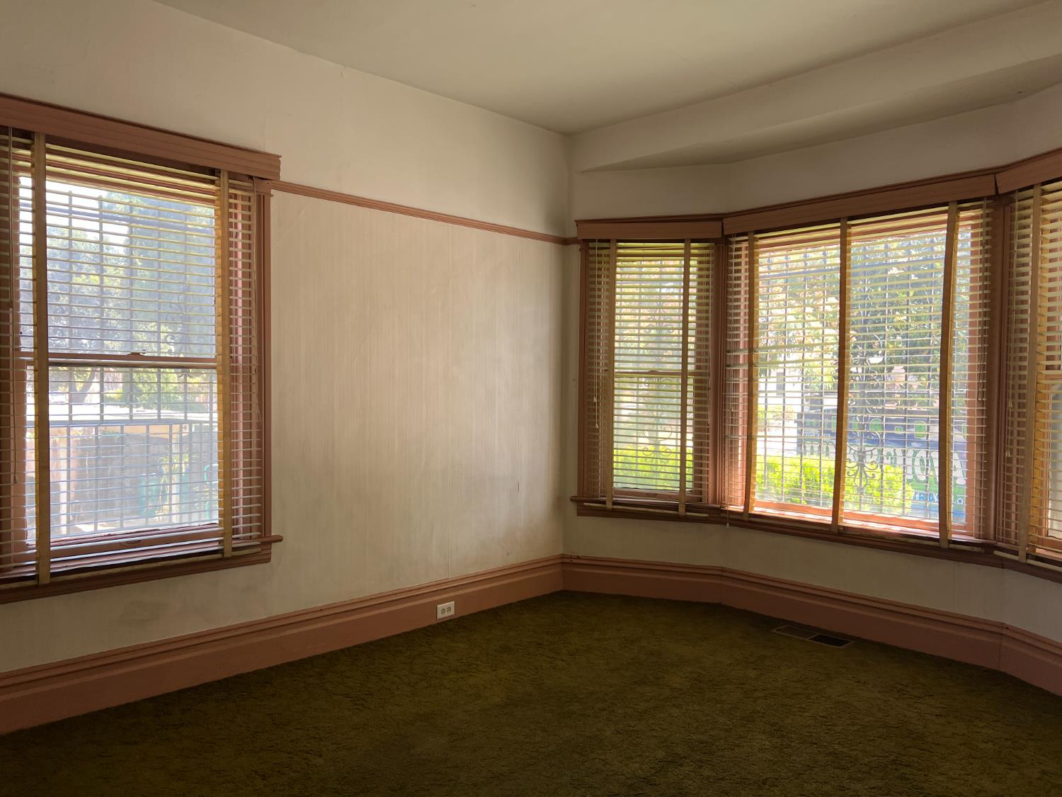 Stockton, California 95206, United States, 5 Bedrooms Bedrooms, ,2 BathroomsBathrooms,Residential,Pending,153517