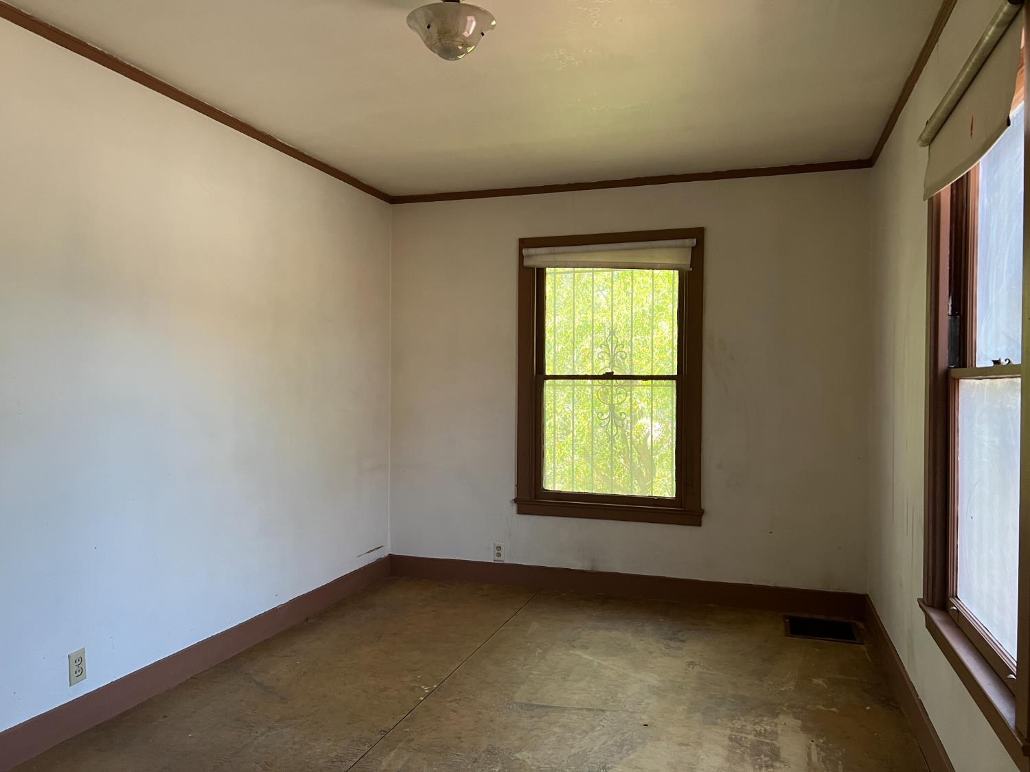 Stockton, California 95206, United States, 5 Bedrooms Bedrooms, ,2 BathroomsBathrooms,Residential,Pending,153517