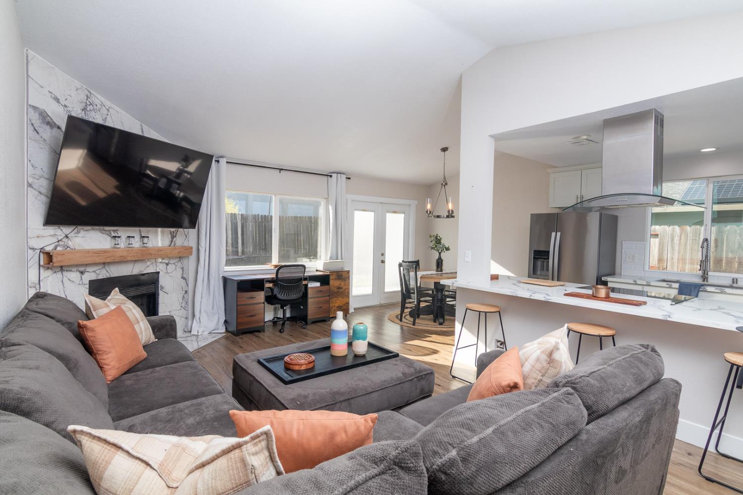2886 Leslie Lane