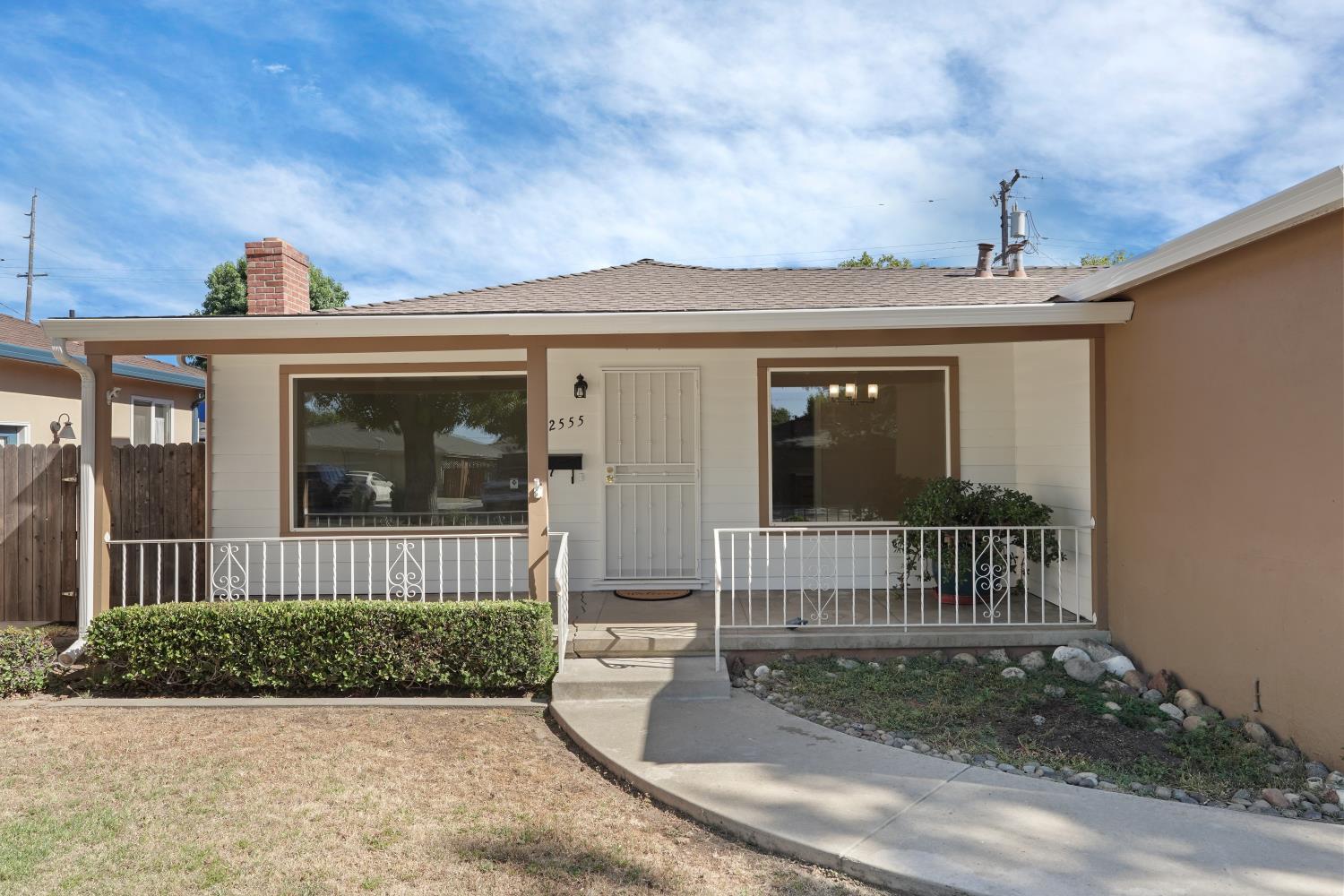 2555 W Sonoma Avenue