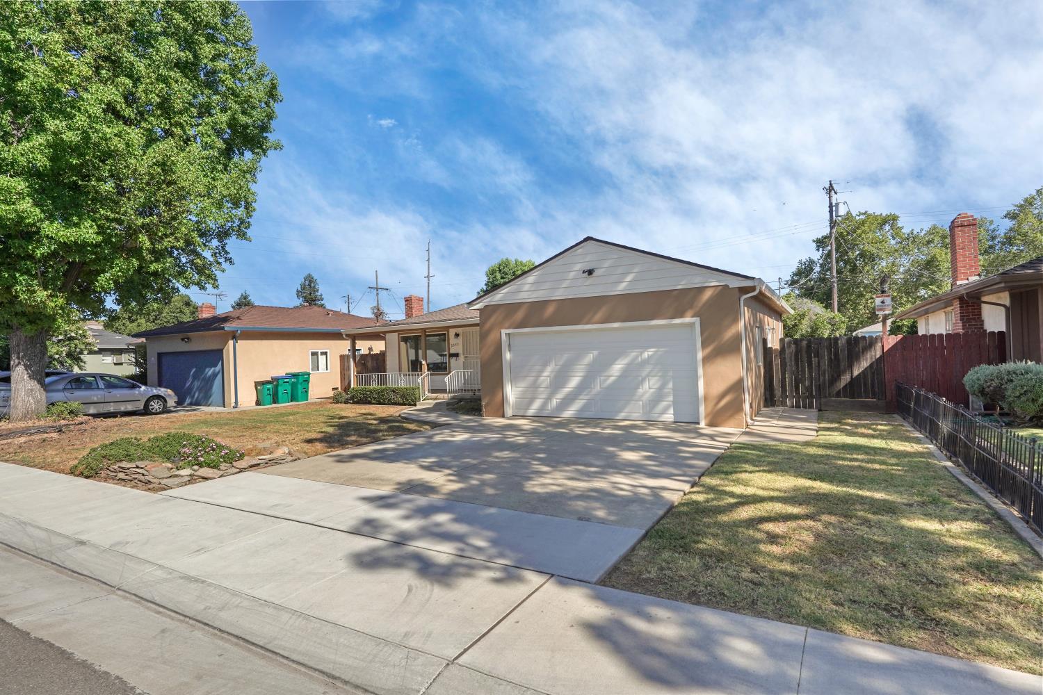 2555 W Sonoma Avenue
