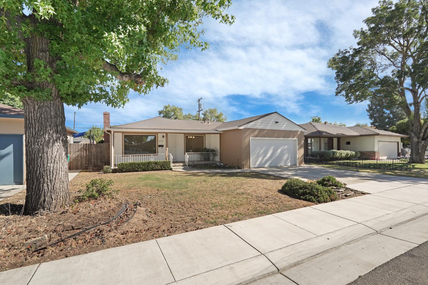 2555 W Sonoma Avenue