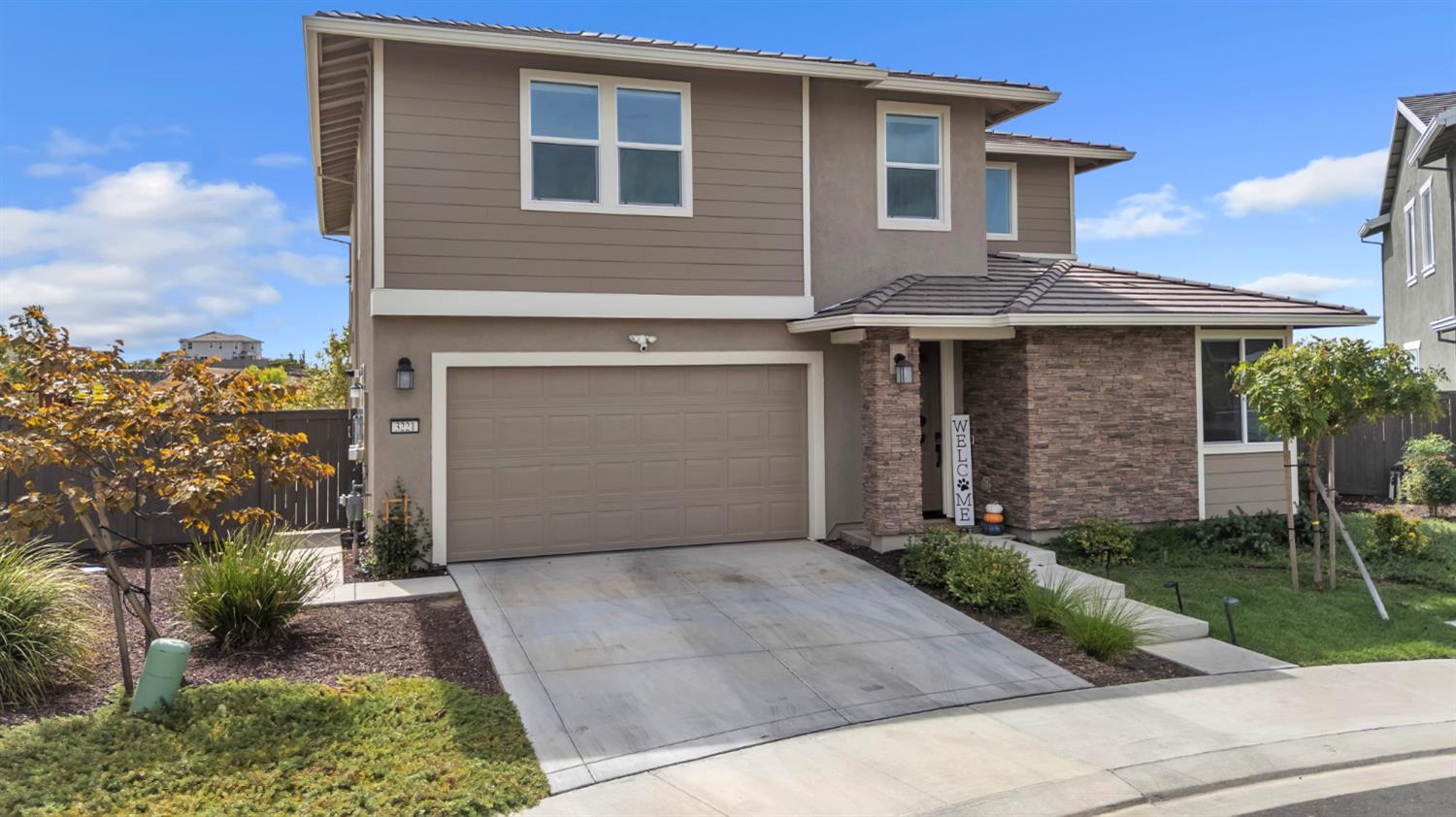 3221 Roslyn Court