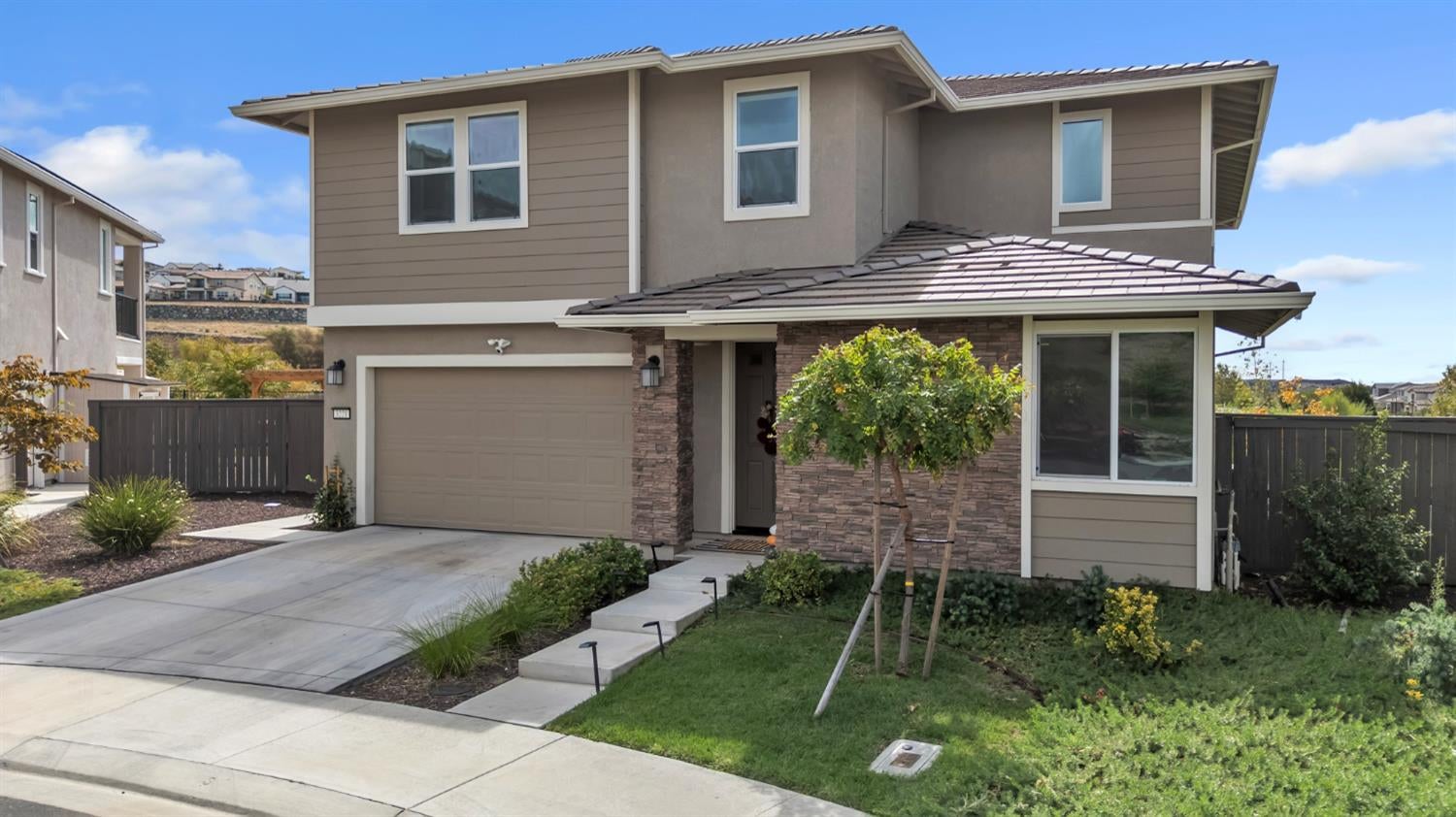 3221 Roslyn Court