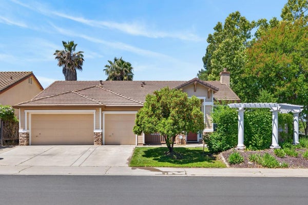 8406 ALAMEDA PARK DR, ELK GROVE, CA 95624 - Image b704fb08d2944fd5e6ef05f697bcc17d/1021909755