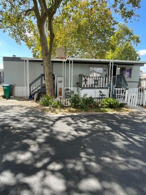 621 E Lockford Street 30