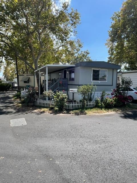 621 E Lockford Street 30