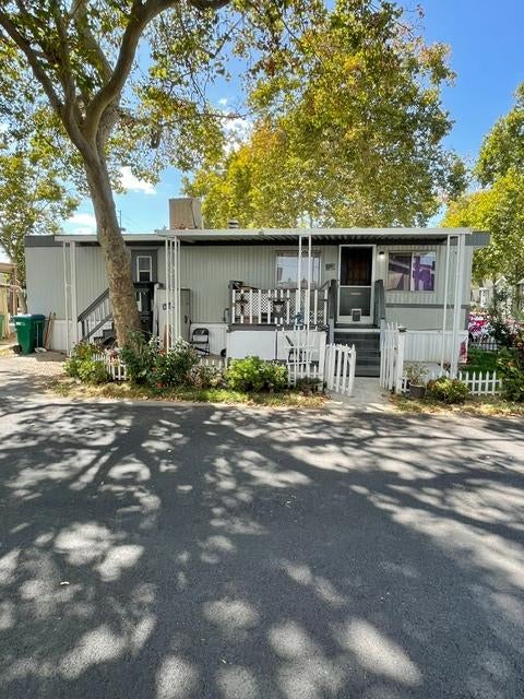 621 E Lockford Street 30