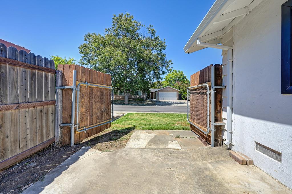 5822 Hemlock Street