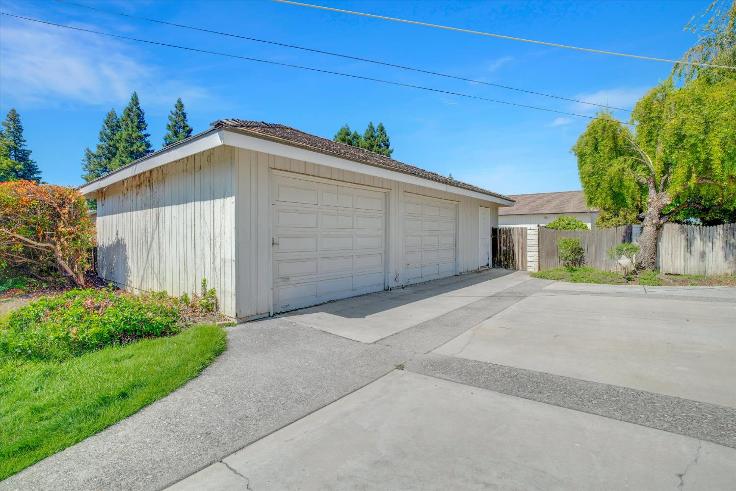 7025 Hillcrest Drive