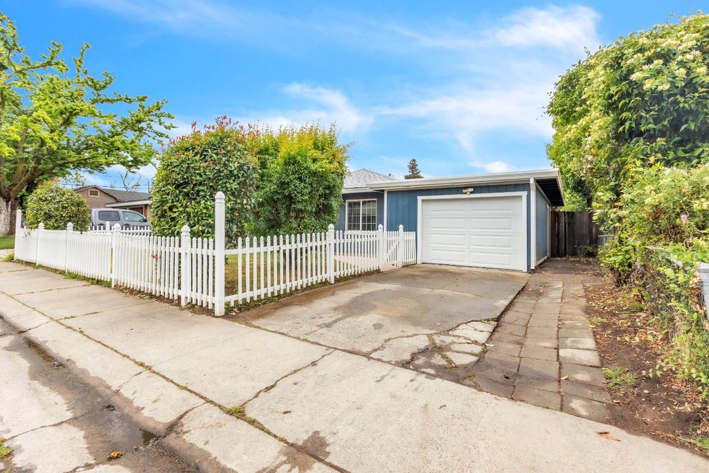 Photo of 5530 Alcott Drive, Sacramento, CA 95820 (MLS # 226045420)