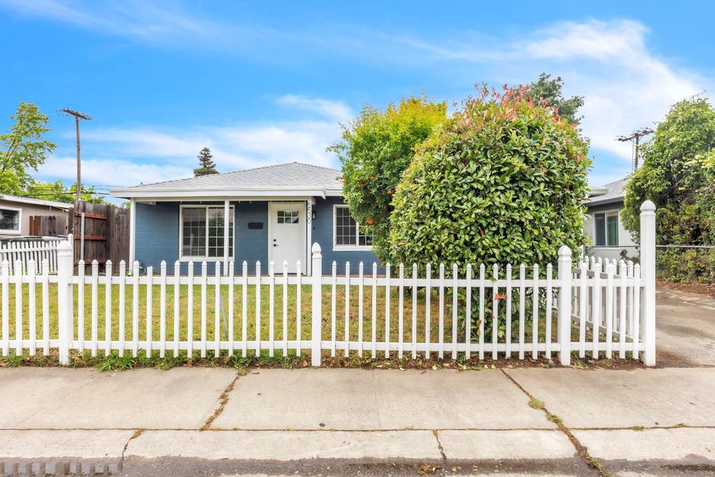Photo of 5530 Alcott Drive, Sacramento, CA 95820 (MLS # 226045420)