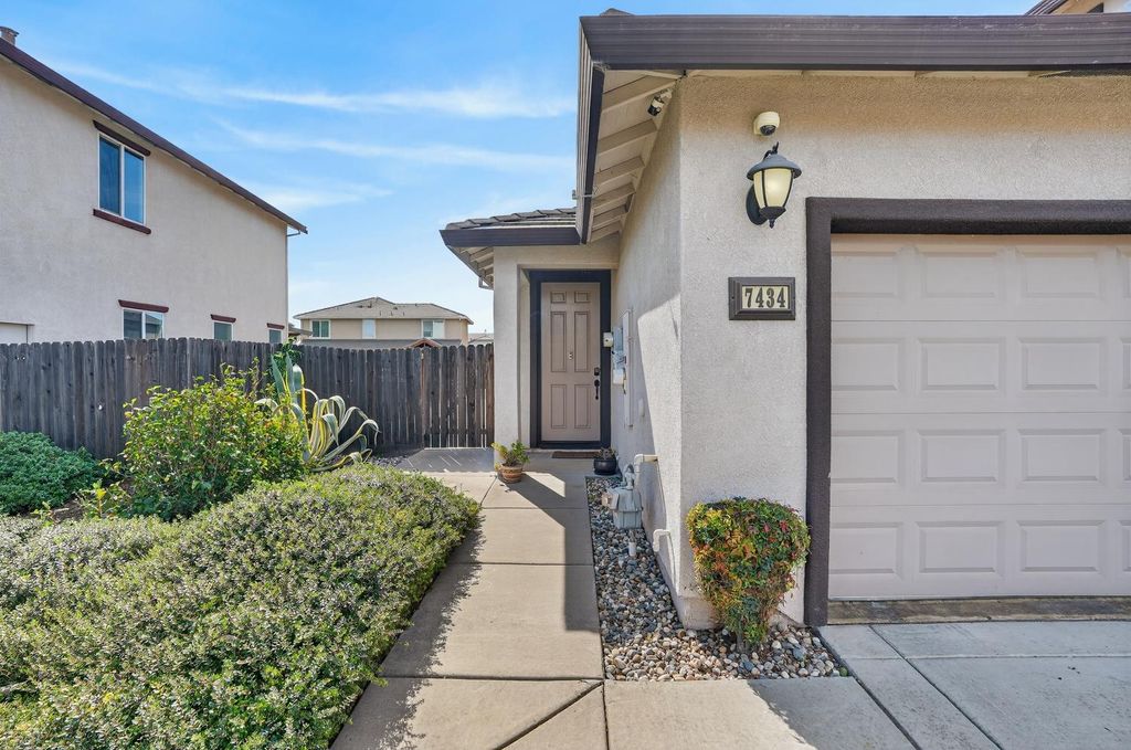 Photo of 7434 Thorndale Way, Sacramento, CA 95829 (MLS # 226032005)