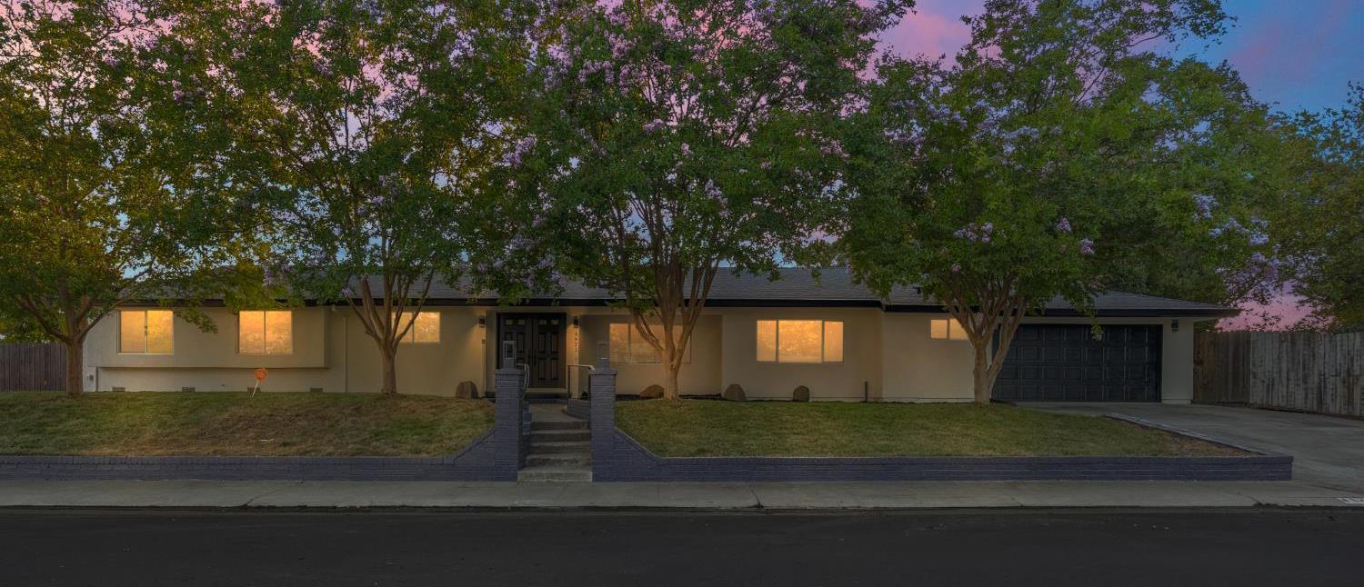 4921 Bowman Oaks Way