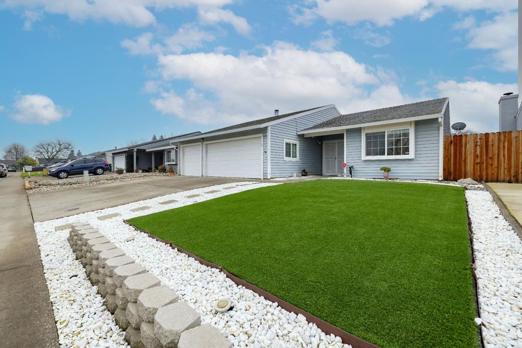 Photo of 8704 Pacific Hills Way, Sacramento, CA 95828 (MLS # 226006664)