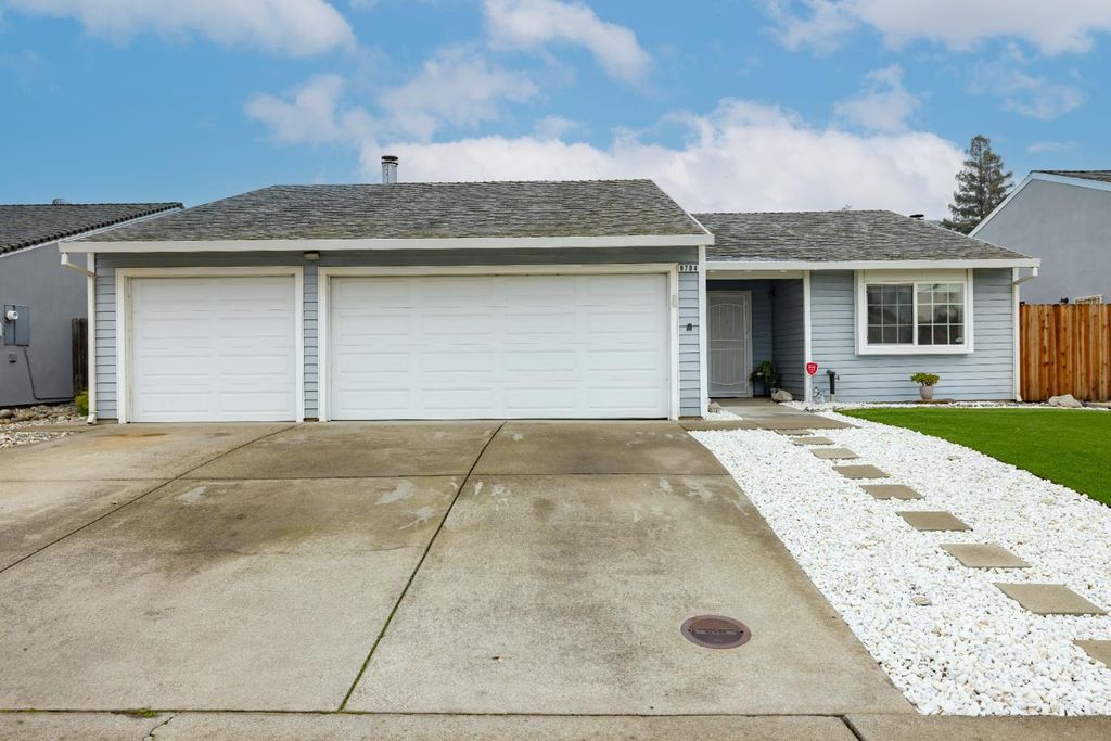 Photo of 8704 Pacific Hills Way, Sacramento, CA 95828 (MLS # 226006664)