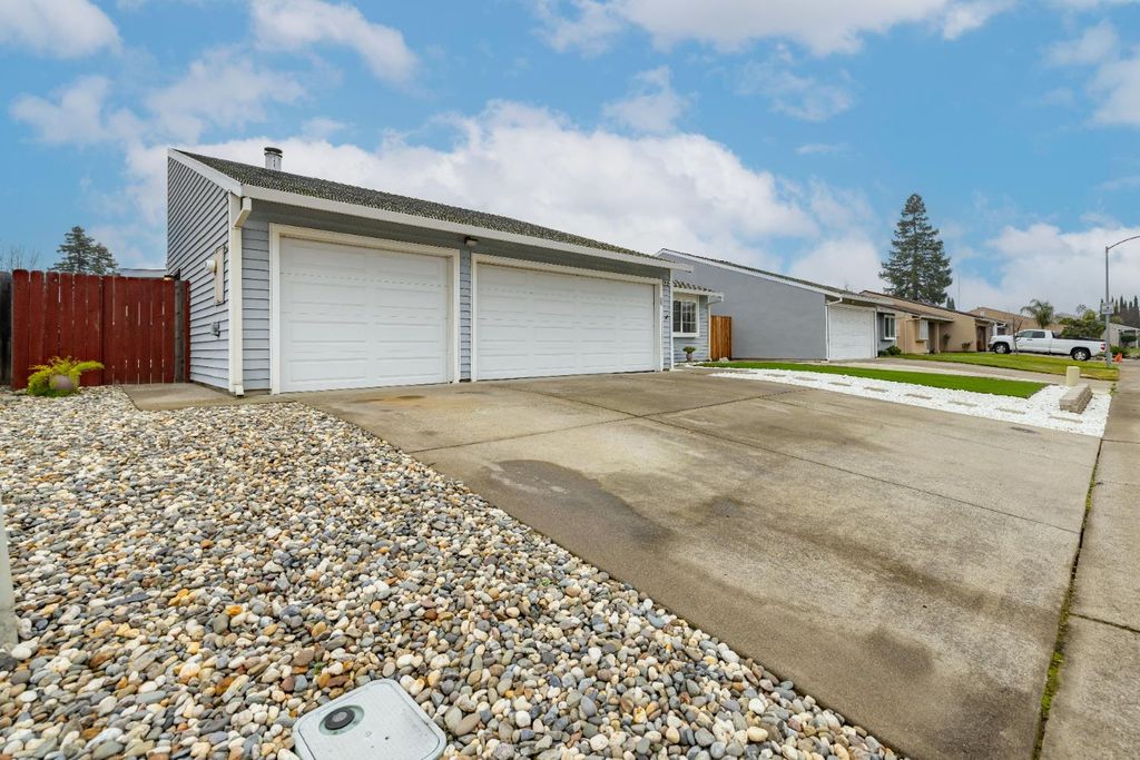 Photo of 8704 Pacific Hills Way, Sacramento, CA 95828 (MLS # 226006664)