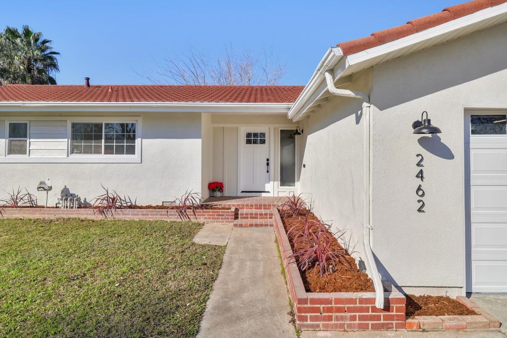 Photo of 2462 Town Circle, Sacramento, CA 95821 (MLS # 226005300)