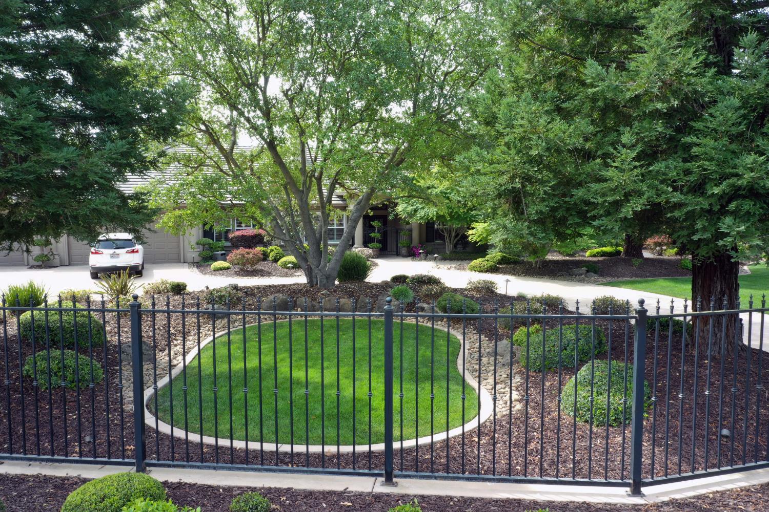 5370 Tudor Rose Glen