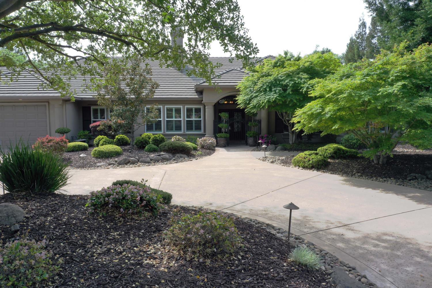 5370 Tudor Rose Glen