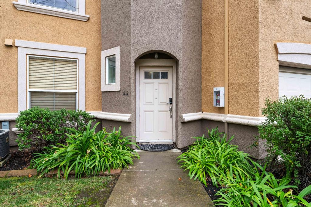 Photo of 1212 Vessona Circle, Folsom, CA 95630 (MLS # 226034794)