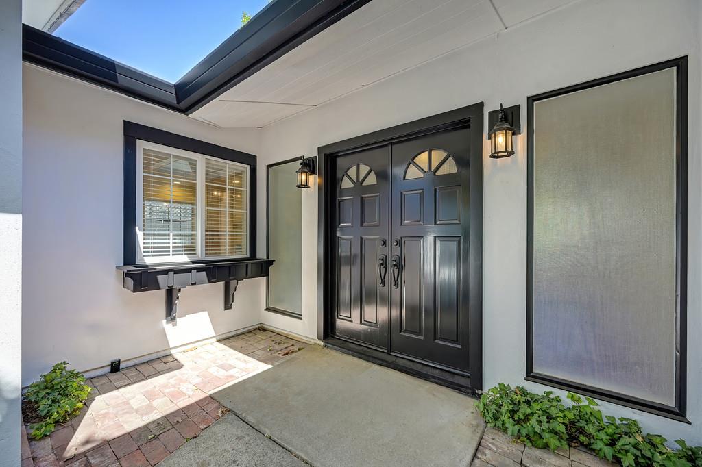 8941 La Riviera Drive