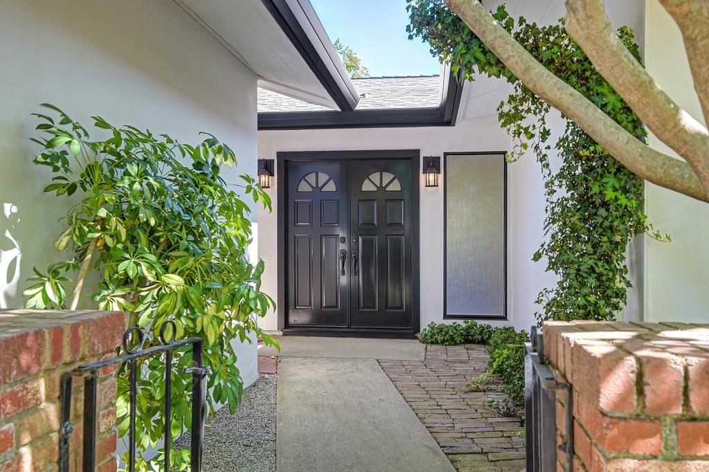 8941 La Riviera Drive