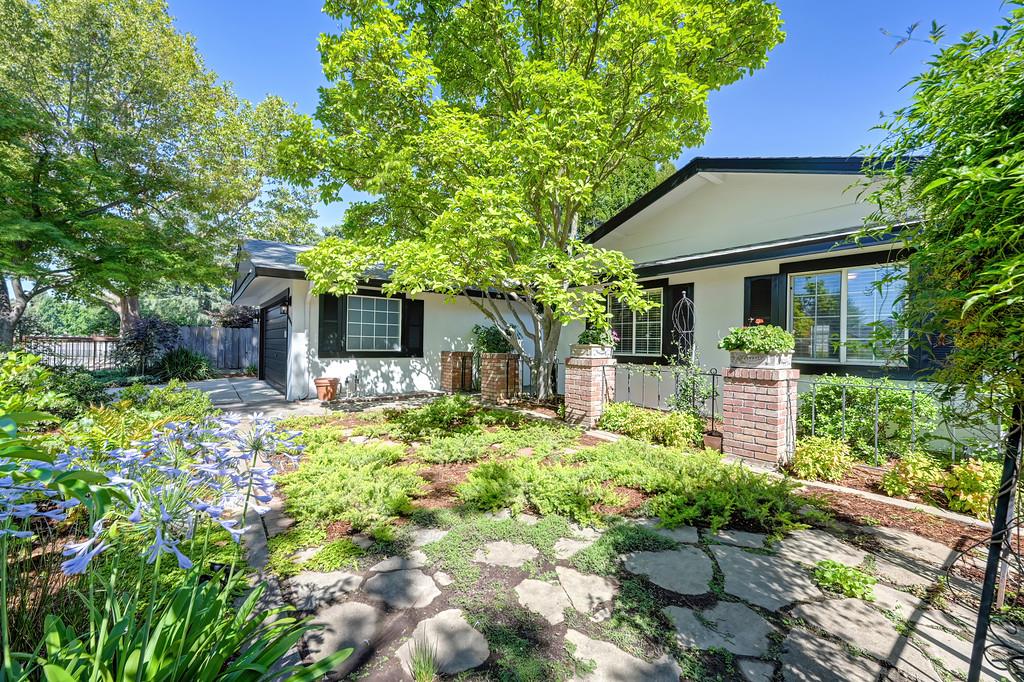 8941 La Riviera Drive