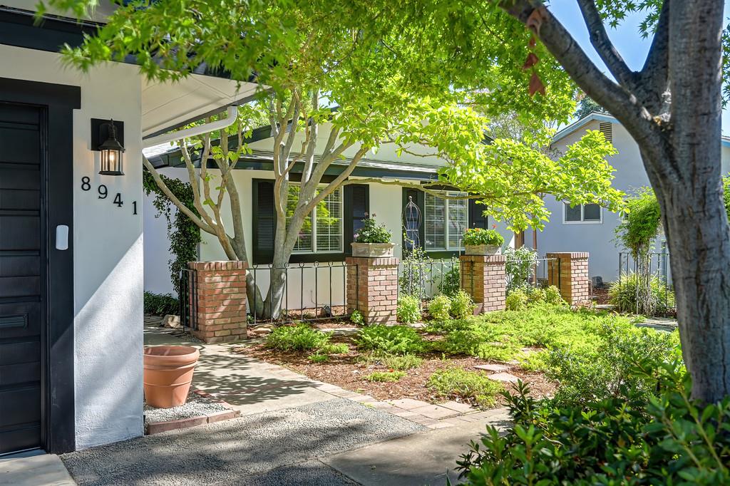 8941 La Riviera Drive