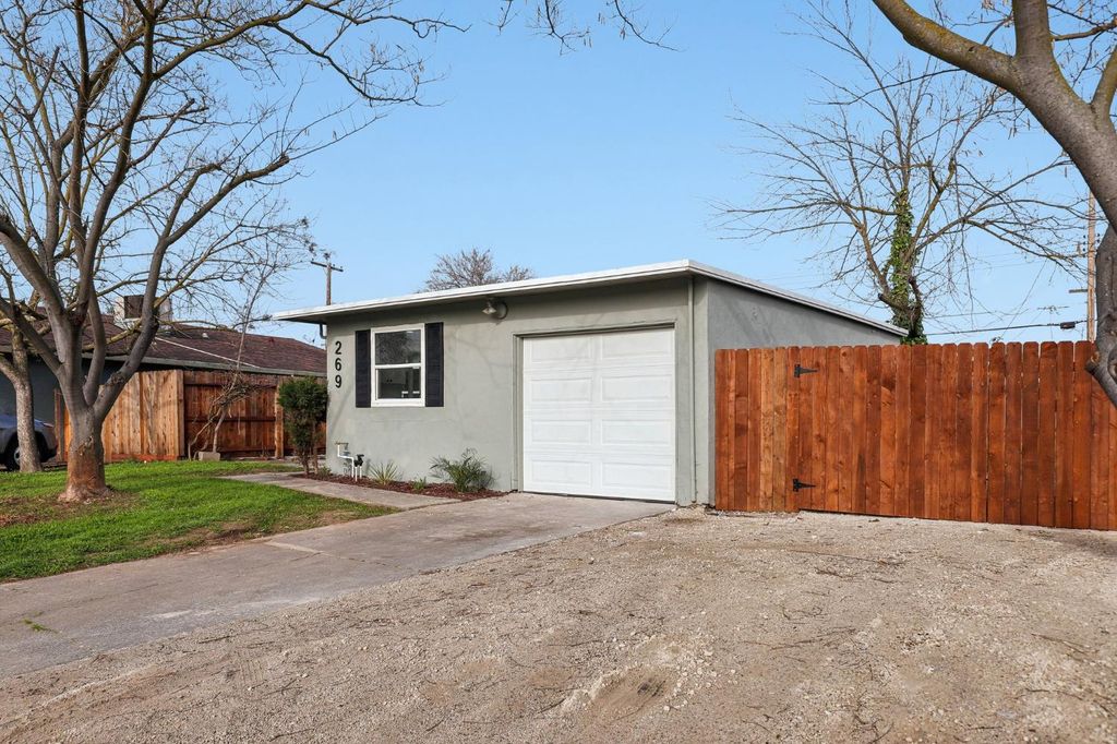 Photo of 269 Lindley Drive, Sacramento, CA 95815 (MLS # 226004415)