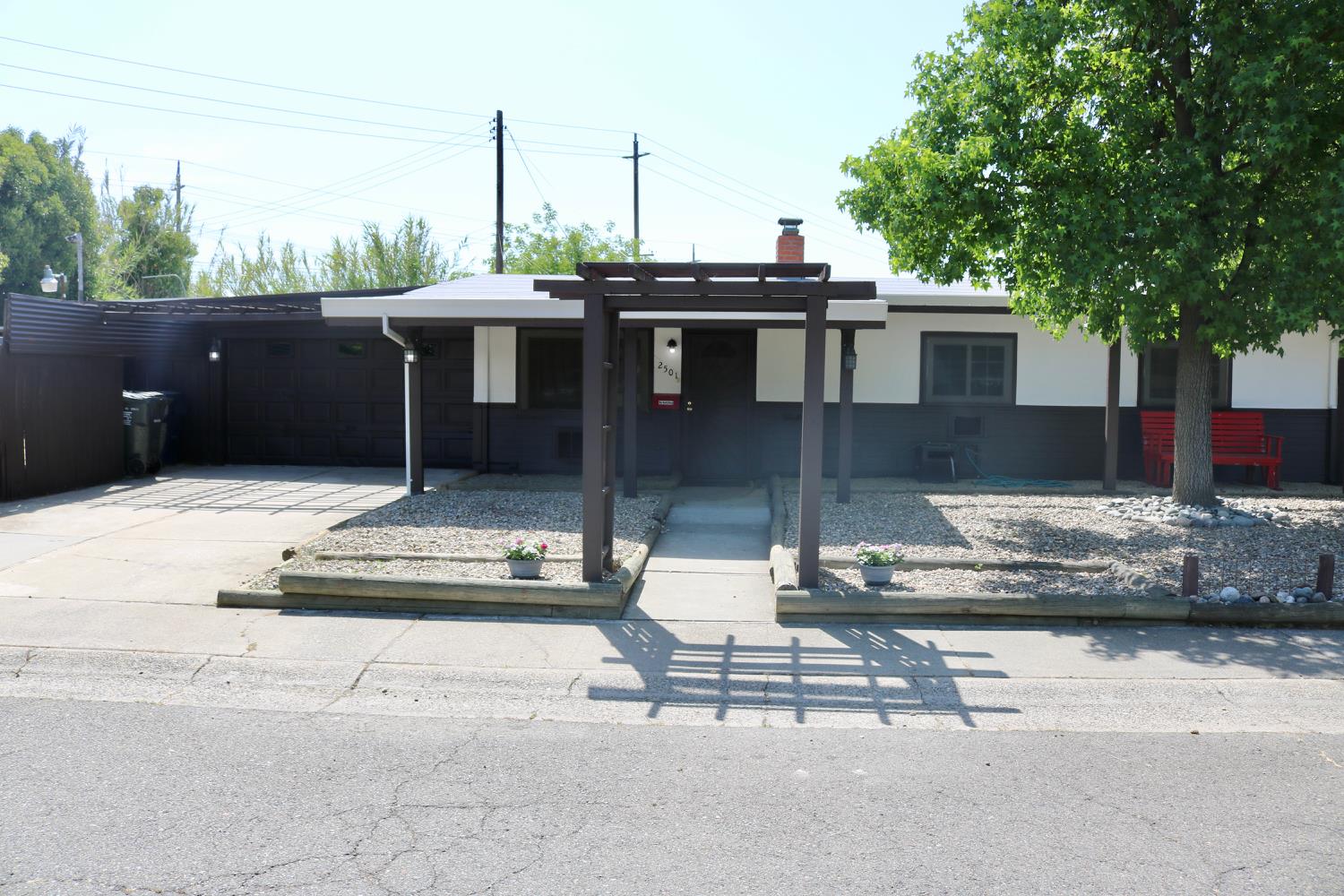 2501 Fernandez Drive