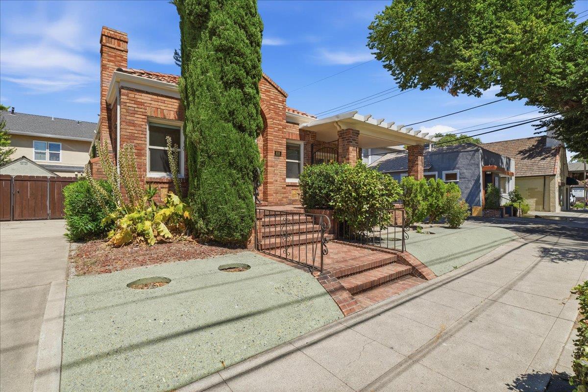816 Alhambra Boulevard