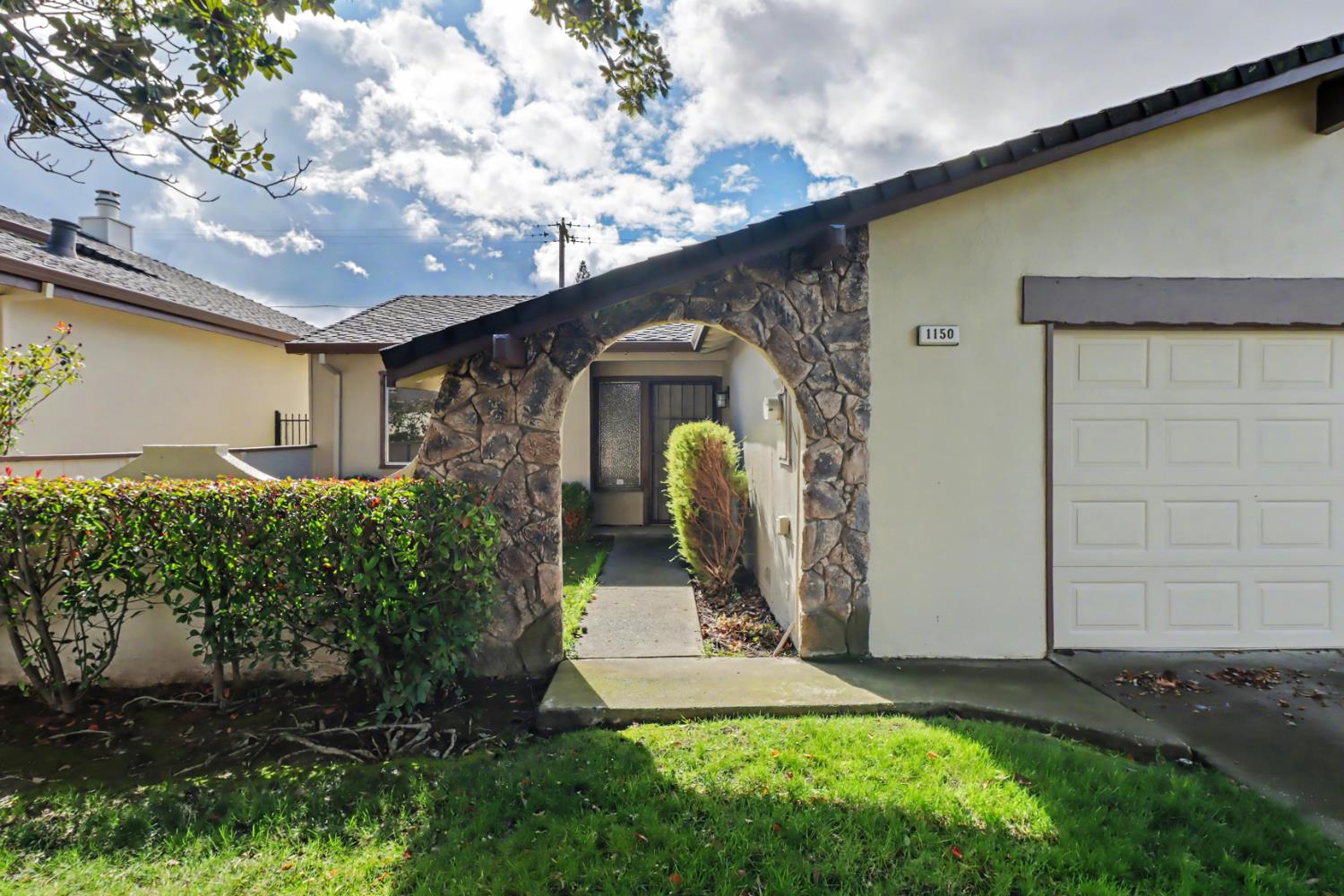 1150 Rosa Del Rio Way