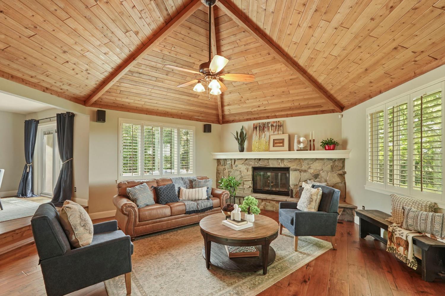 2326 Vista Del Lago Drive