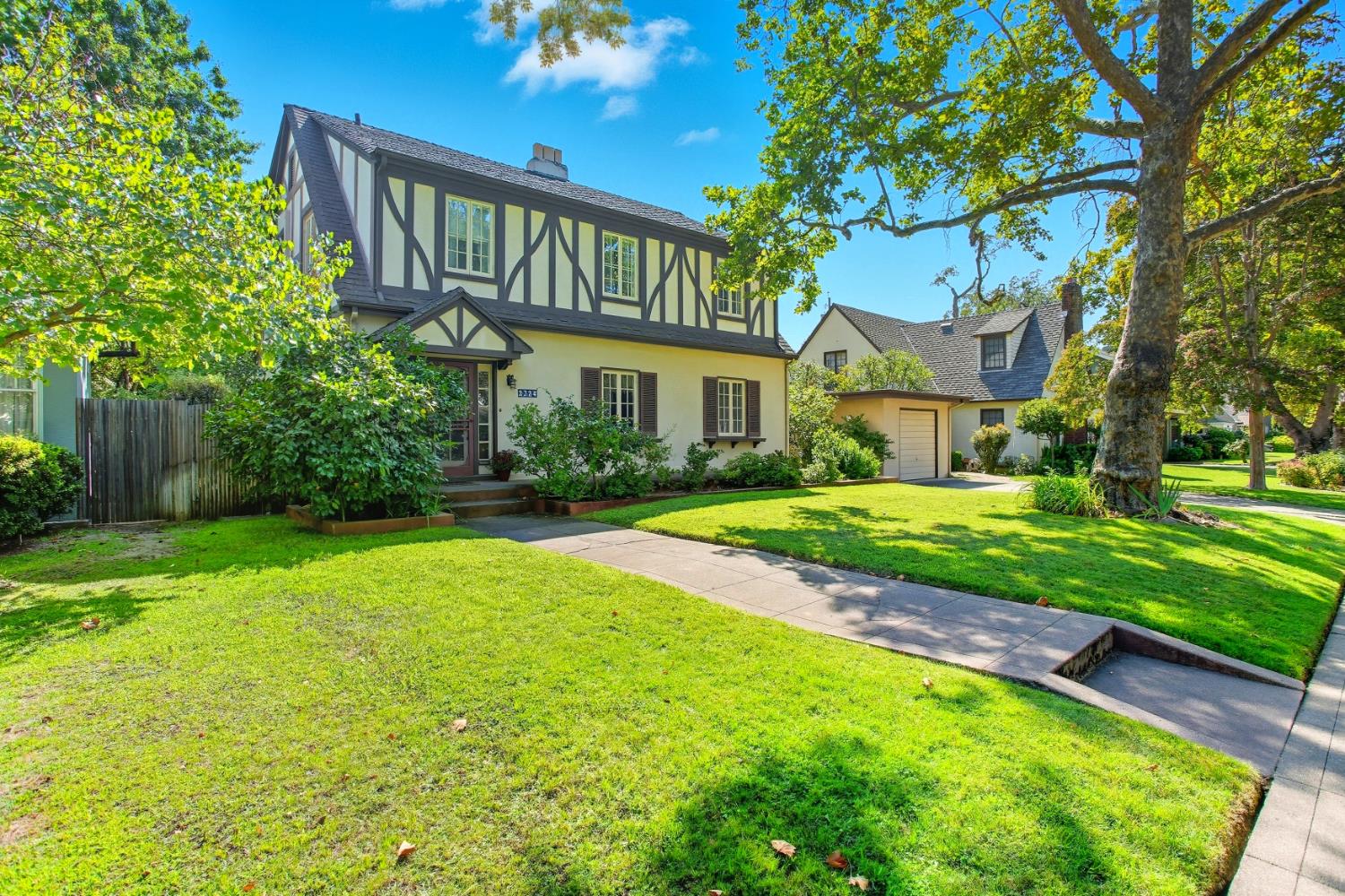 2724 Curtis Way