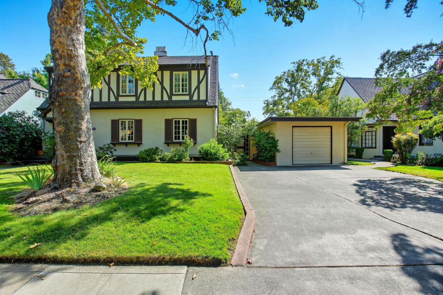 2724 Curtis Way