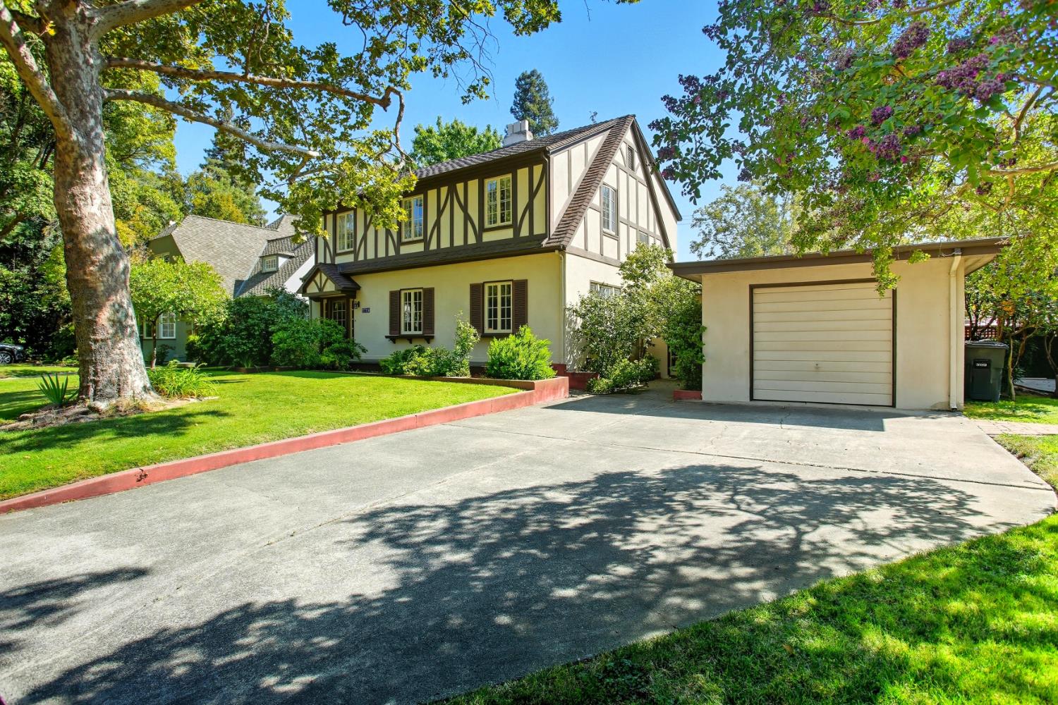 2724 Curtis Way