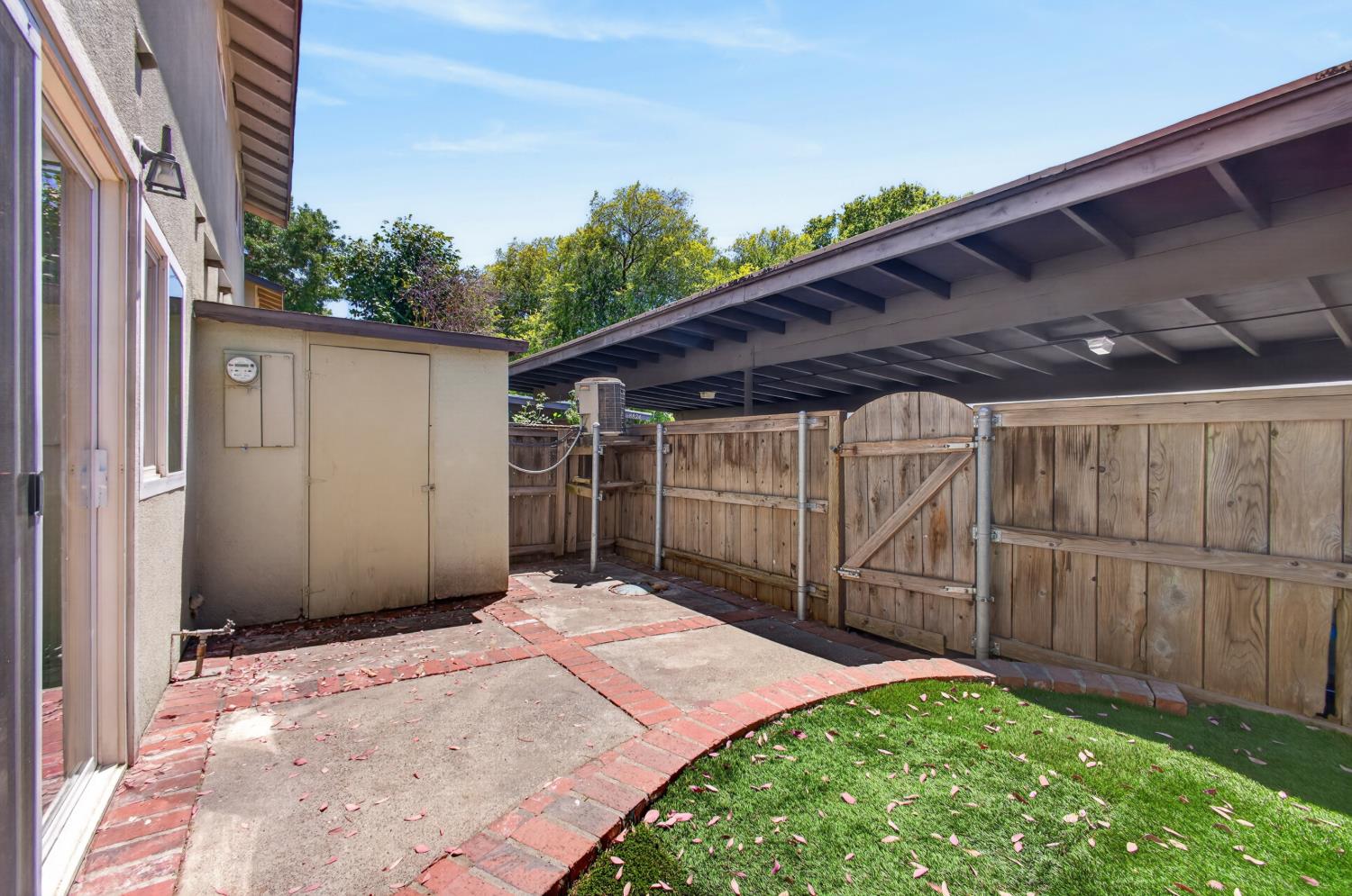 8828 La Riviera Drive E