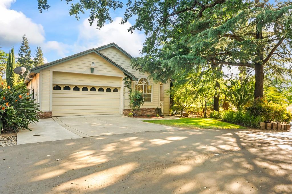 Photo of 3900 Green Forest Lane, Sacramento, CA 95821 (MLS # 226042016)