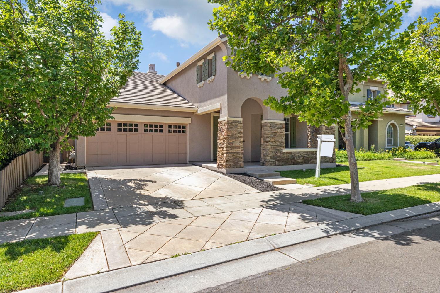 496 W Heritage Drive