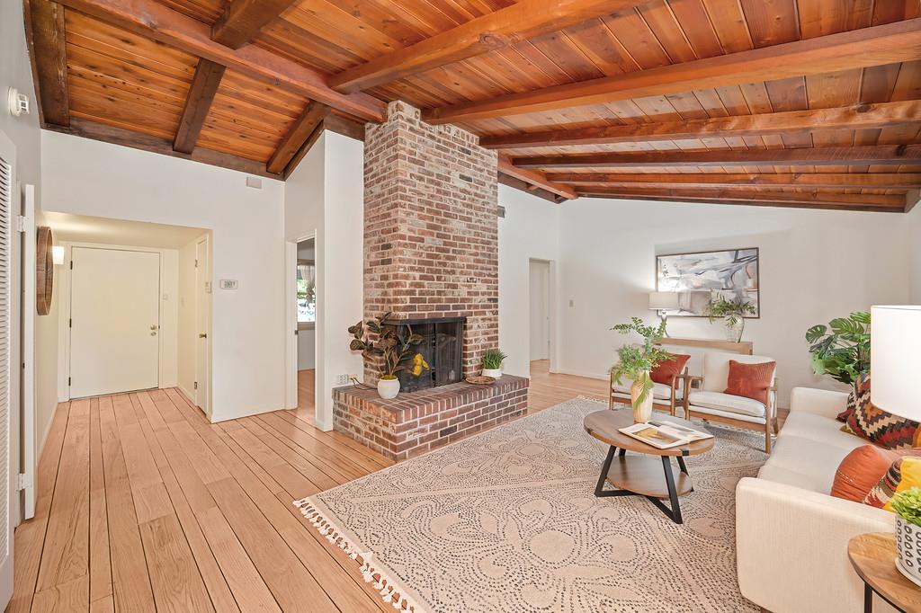 774 Hawthorn Lane