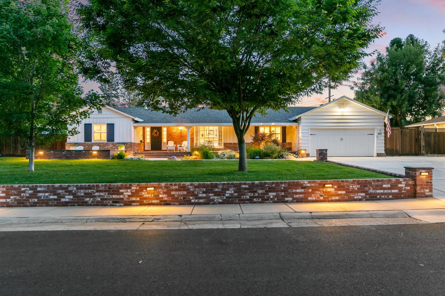 881 El Chorro Way