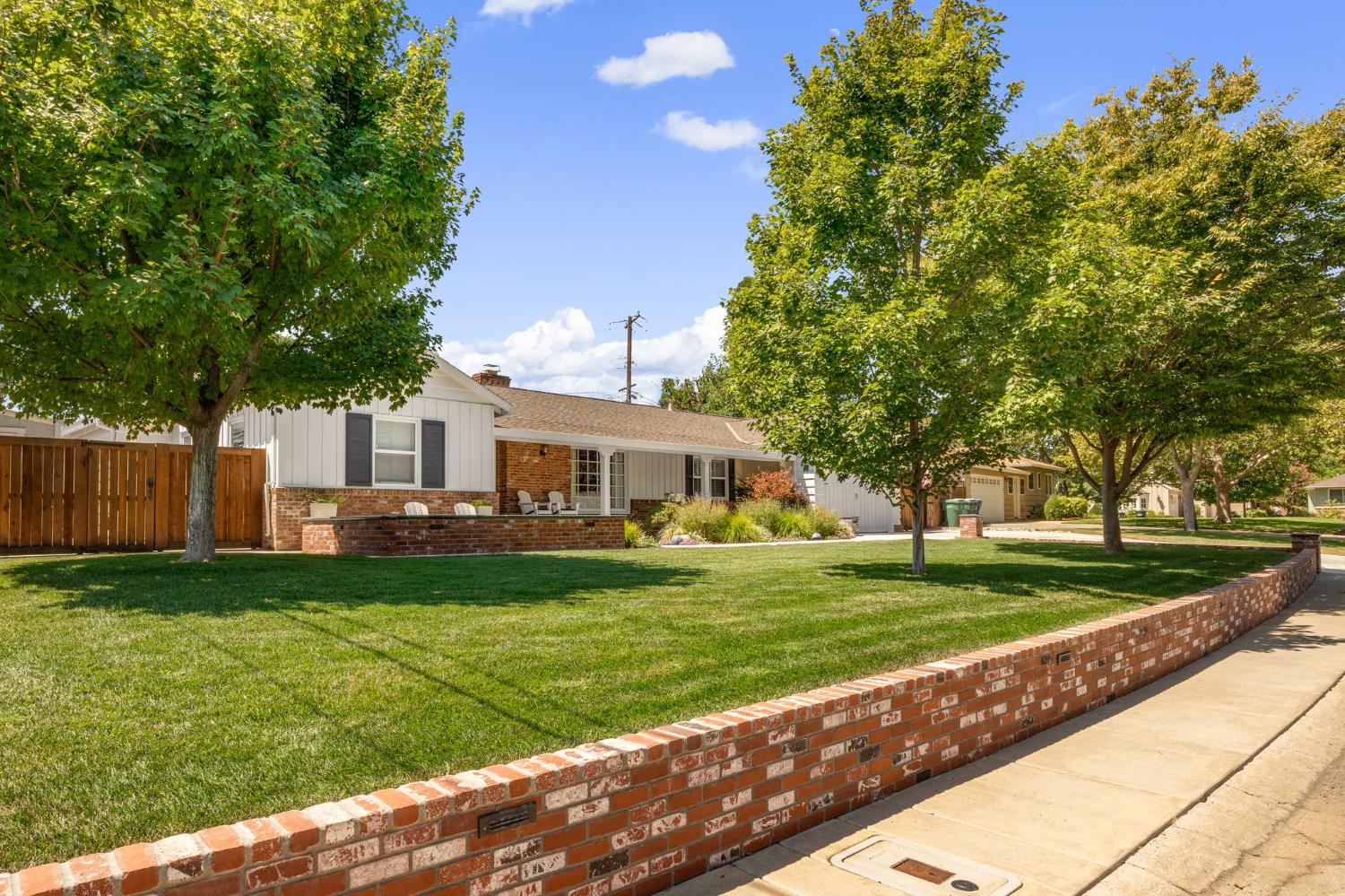 881 El Chorro Way