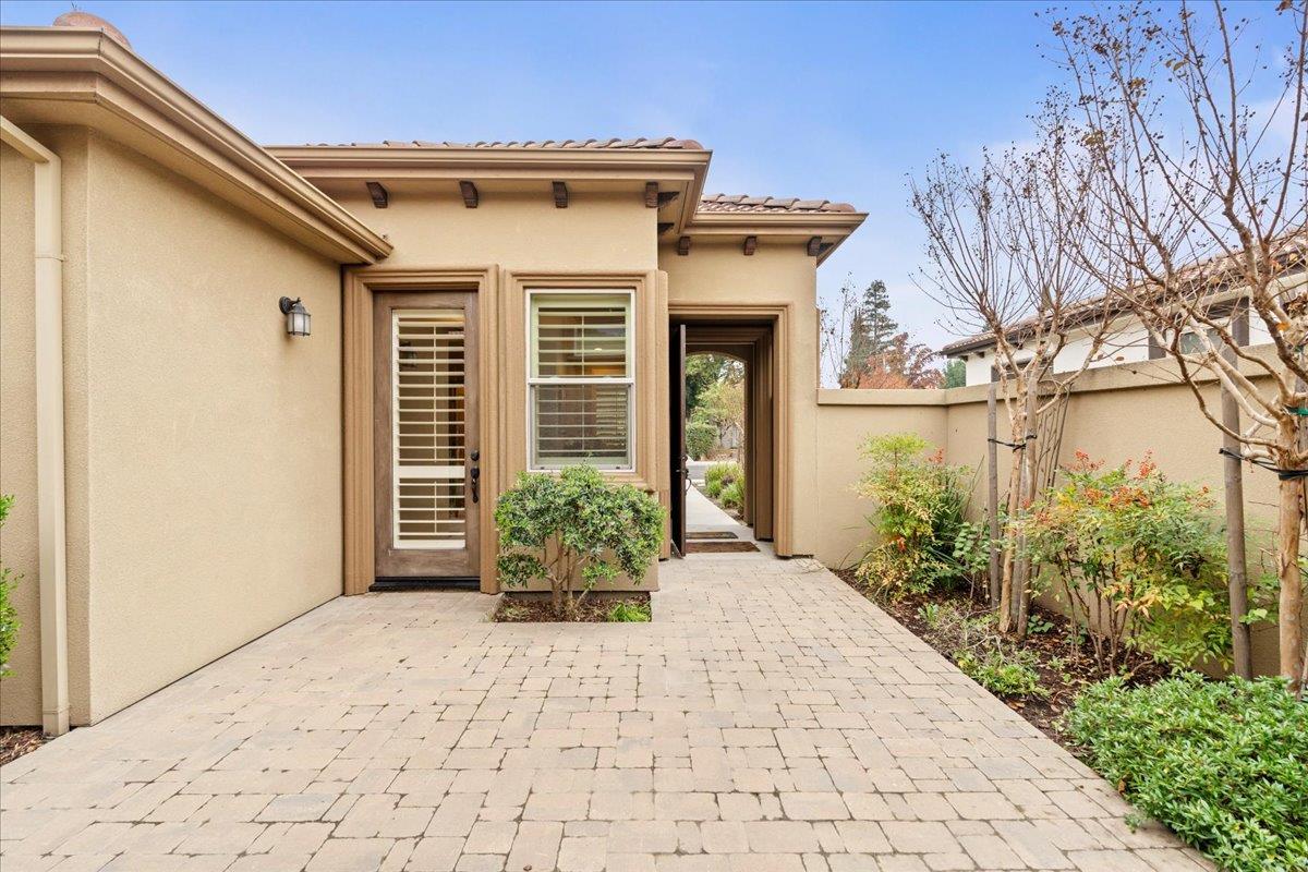 921 Hackberry Avenue