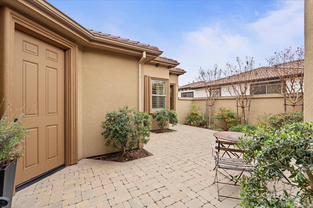 921 Hackberry Avenue