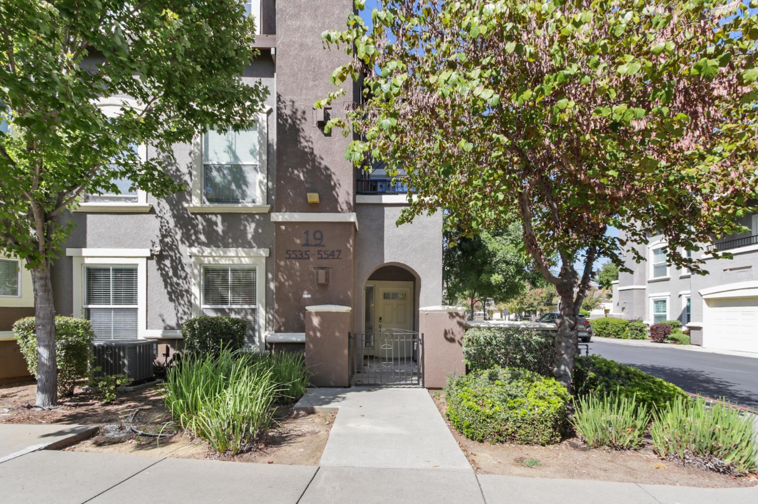 5547 Tares Circle